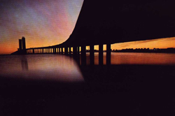 Imagen nocturna del Puente de Carranza