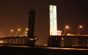 Puente elevado vista nocturna