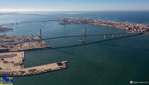 Vista aérea del puente y la Bahía