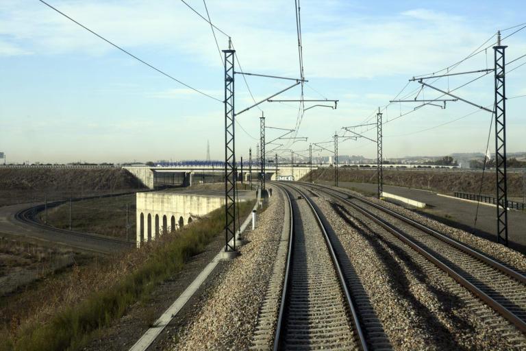 El Gobierno autoriza licitar por 51 millones de euros el mantenimiento de las instalaciones de control de tráfico y energía de tracción de la Línea de Alta Velocidad Norte