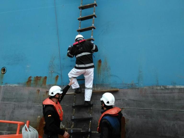 Imagen noticia: Hombres bajando de un barco - Ministerio de Transportes, Movilidad y Agenda Urbana.