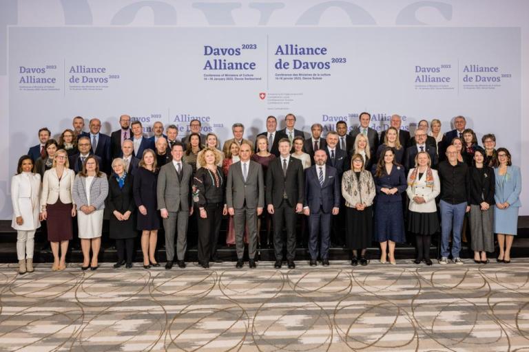 Imagen noticia: Foto de familia de la Davos Alliance 2023. - Ministerio de Transportes, Movilidad y Agenda Urbana.