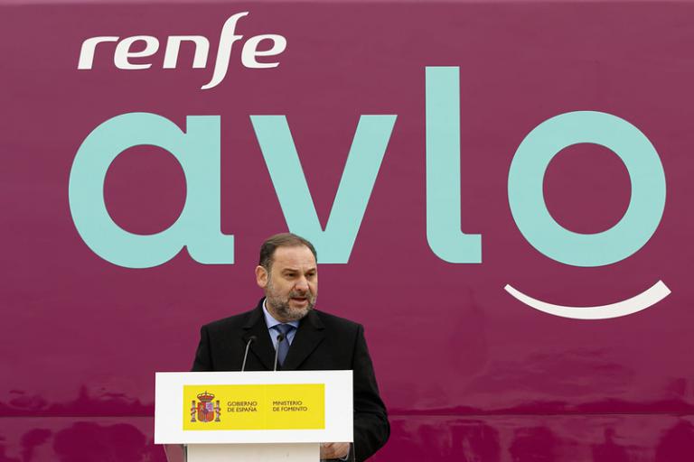 Imagen noticia: El ministro de Fomento en funciones, José Luis Ábalos, en la presentación de AVLO - Ministerio de Fomento.