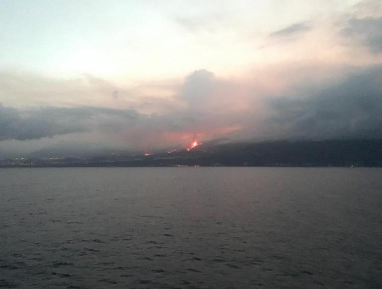 Imagen noticia: Vista de la erupción desde el mar - Ministerio de Transportes, Movilidad y Agenda Urbana.