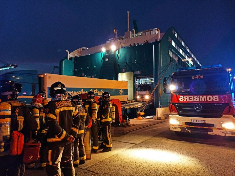 Imagen noticia: bomberos aguardan la llegada del ferry de Baleària a puerto - Ministerio de Transportes, Movilidad y Agenda Urbana.
