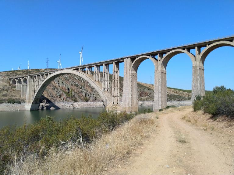 Imagen noticia: viaducto Martín Gil sobre el embalse de Ricobayo en Zamora