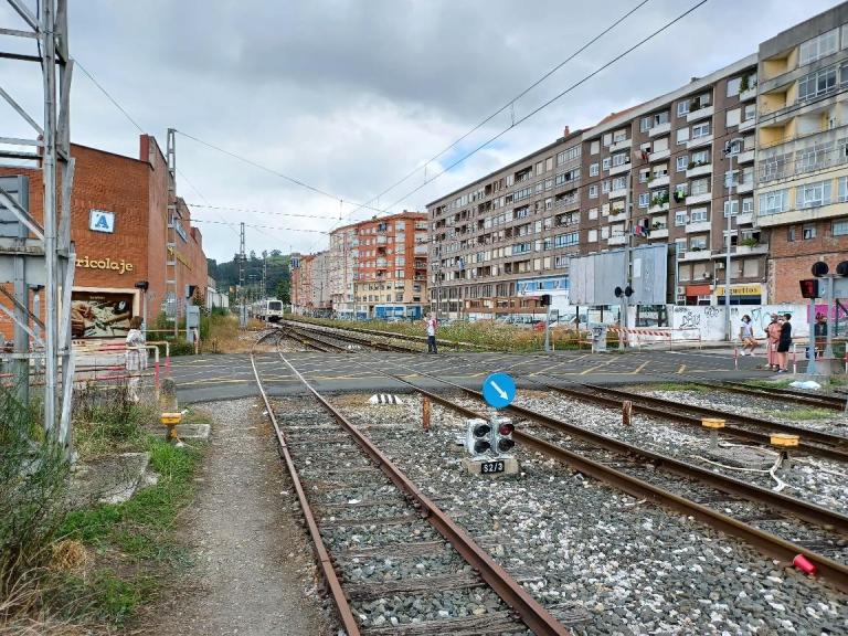 Imagen noticia: Vías de tren atravesando un barrio - Ministerio de Transportes, Movilidad y Agenda Urbana.