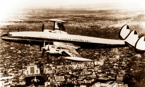 Foto del Lockheed L-1049 Super Constellation de Iberia sobrevolando Madrid
